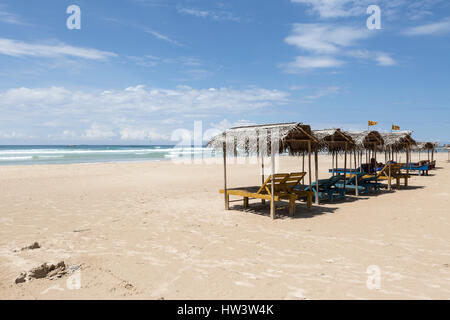 Kleinen Cabanas Schatten auf dem weißen Sandstrand am Kabalana, Ahangama, Sri Lanka Stockfoto