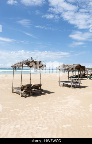 Kleinen Cabanas Schatten auf dem weißen Sandstrand am Kabalana, Ahangama, Sri Lanka Stockfoto