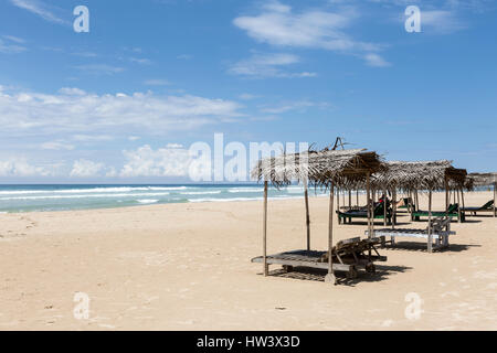 Kleinen Cabanas Schatten auf dem weißen Sandstrand am Kabalana, Ahangama, Sri Lanka Stockfoto