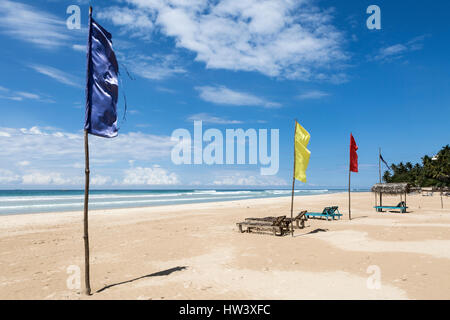 Bunte Fahnen auf den weißen Sandstrand am Kabalana, Ahangama, Sri Lanka Stockfoto