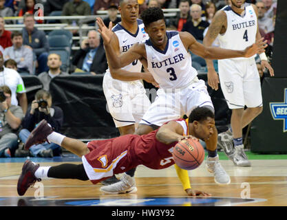 Milwaukee, Wisconsin, USA. 16. März 2017. Winthrop Keon Johnson taucht mit dem Ball auf den Boden während der ersten Runde Spiel des NCAA Tournament zwischen die Butler Bulldogs und die Winthrop Eagles in Milwaukee, Wisconsin. Ricky Bassman/Cal Sport Media/Alamy Live-Nachrichten Stockfoto