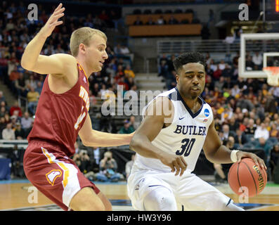 Milwaukee, Wisconsin, USA. 16. März 2017. Butlers Kelan Martin schaut, um den Ball zu fahren, während das erste Spiel der Runde des NCAA Tournament zwischen die Butler Bulldogs und die Winthrop Eagles in Milwaukee, Wisconsin. Ricky Bassman/Cal Sport Media/Alamy Live-Nachrichten Stockfoto