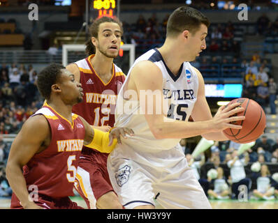 Milwaukee, Wisconsin, USA. 16. März 2017. Butlers Andrew Chrabascz sucht eine offene Teamkollegen während das erste Spiel der Runde des NCAA Tournament zwischen die Butler Bulldogs und die Winthrop Eagles in Milwaukee, Wisconsin. Ricky Bassman/Cal Sport Media/Alamy Live-Nachrichten Stockfoto