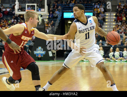 Milwaukee, Wisconsin, USA. 16. März 2017. Butlers Kethan Savage sucht eine offene Teamkollegen während das erste Spiel der Runde des NCAA Tournament zwischen die Butler Bulldogs und die Winthrop Eagles in Milwaukee, Wisconsin. Ricky Bassman/Cal Sport Media/Alamy Live-Nachrichten Stockfoto