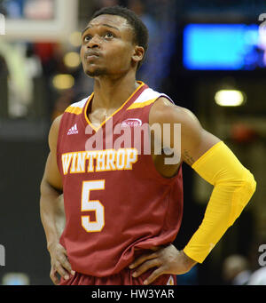 Milwaukee, Wisconsin, USA. 16. März 2017. Winthrop Keon Johnson blickt auf in das erste Spiel der Runde des NCAA Tournament zwischen die Butler Bulldogs und die Winthrop Eagles in Milwaukee, Wisconsin. Ricky Bassman/Cal Sport Media/Alamy Live-Nachrichten Stockfoto