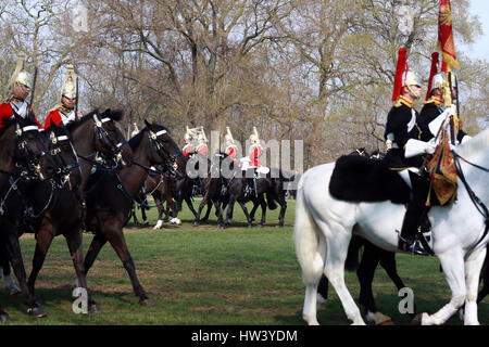 London, UK. 16. März 2017. Mitglieder der HM Household Cavalry parade für den Generalmajor Beitrag im Hyde Park, London. Die Household Cavalry besteht aus zwei ranghöchsten Regimenter der britischen Armee, The Blues und Royals und die Leibgarde. Sie werden bei vielen königlichen Verpflichtungen in diesem Jahr gesehen werden. Sie wurden durch Generalmajor Ben Bathurst, den General Officer Commanding der Armee in London und die Königin Haushalt Truppen, heute Morgen im Hyde Park, London am 16. März 2017 geprüft. Bildnachweis: Paul Marriott/Alamy Live-Nachrichten Stockfoto