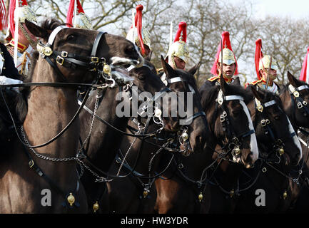 London, UK. 16. März 2017. Mitglieder der HM Household Cavalry parade für den Generalmajor Beitrag im Hyde Park, London. Die Household Cavalry besteht aus zwei ranghöchsten Regimenter der britischen Armee, The Blues und Royals und die Leibgarde. Sie werden bei vielen königlichen Verpflichtungen in diesem Jahr gesehen werden. Sie wurden durch Generalmajor Ben Bathurst, den General Officer Commanding der Armee in London und die Königin Haushalt Truppen, heute Morgen im Hyde Park, London am 16. März 2017 geprüft. Bildnachweis: Paul Marriott/Alamy Live-Nachrichten Stockfoto