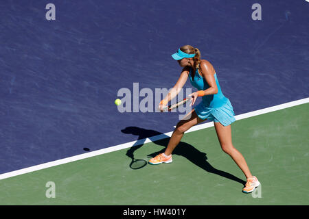 16. März 2017 gibt Kristina Mladenovic Frankreichs während der 2017 BNP Paribas Open in Indian Wells Tennis Garden in Indian Wells, Kalifornien einen Schuss gegen Caroline Wozniacki aus Dänemark zurück. Charles Baus/CSM Stockfoto