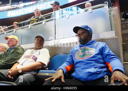 City, Florida, USA. 16. März 2017. OCTAVIO JONES | Zeiten. Langjährige Fans der Florida Gators Kenneth Bentley, 58, links, und Randy Harvey von Sanford beobachten der University of North Carolina at Wilmington und Universität während der 2017 NCAA Männer Basketball-Turnier im Amway Center in Orlando am 16. März 2017. Bildnachweis: Octavio Jones/Tampa Bay Times / ZUMA Draht/Alamy Live News Stockfoto