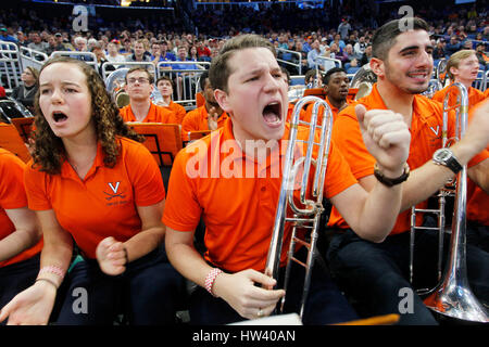 City, Florida, USA. 16. März 2017. OCTAVIO JONES | Zeiten. Universität von Virginia Pep Bandmitglieder Jessica anfeuern ziemlich, 21, links, Josh Cockream, 21 und Jonathan Palmer ihre Schule beim Spielen gegen die University of North Carolina at Wilmington während der NCAA Männer Basketball-Turnier in Orlando am 16. März 2017. Cockream ist ein Tampa native und der Erdbeere Crest High School Diplom. Bildnachweis: Octavio Jones/Tampa Bay Times / ZUMA Draht/Alamy Live News Stockfoto