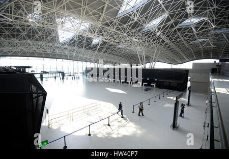 Zagreb, Kroatien. 16. März 2017. Medien vor der Eröffnung am 16. März 2017 in Zagreb, Hauptstadt Kroatiens, präsentiert ein neues Terminal in Zagreb International Airport Franjo Tudjman. Das neue Terminal, 66.000 Quadratmetern wird offiziell am 21. März geöffnet. Bildnachweis: Marko Prpić/Xinhua/Alamy Live-Nachrichten Stockfoto