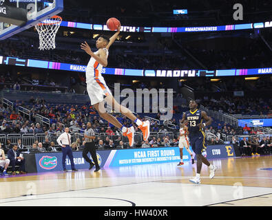 Orlando, Florida, USA. 16. März 2017. Florida Gators vorwärts DEVIN ROBINSON (1) tunkt den Ball in der zweiten Hälfte in der 2017 NCAA Männer Basketball-Turnier im Amway Center. Die Florida Gators besiegte der East Tennessee State Buccaneers 80 bis 65. Bildnachweis: Octavio Jones/Tampa Bay Times / ZUMA Draht/Alamy Live News Stockfoto