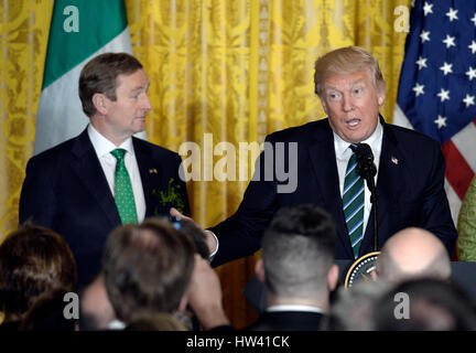 Washington DC, USA. 16. März 2017. US-Präsident Donald J. Trump spricht, wie Premierminister (Taoiseach) Enda Kenny von Irland im Rahmen eines Empfangs im East Room des weißen Hauses in Washington am 16. März 2017 zusieht. Bildnachweis: Olivier Douliery/Pool über CNP/MediaPunch/Alamy Live News Stockfoto