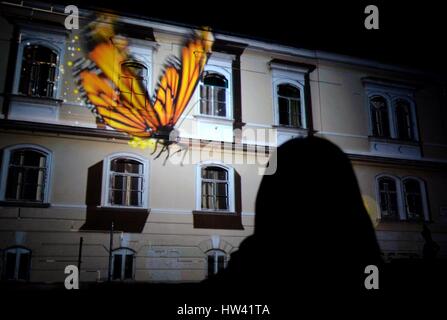 Zagreb. 16. März 2017. Foto aufgenommen am 16. März 2017 zeigt Lichtinstallationen auf dem Juesuit Platz in Zagreb, Hauptstadt Kroatiens. Die 3-Tages-Licht-Festival startete am Donnerstag mit Laser Lichter beleuchtete sieben Sehenswürdigkeiten in Zagreb. Bildnachweis: Marko Lukunic/Xinhua/Alamy Live-Nachrichten Stockfoto