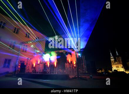 Zagreb. 16. März 2017. Foto aufgenommen am 16. März 2017 zeigt Lichtinstallationen in Gradec Plateau in Zagreb, Hauptstadt Kroatiens. Die 3-Tages-Licht-Festival startete am Donnerstag mit Laser Lichter beleuchtete sieben Sehenswürdigkeiten in Zagreb. Bildnachweis: Marko Lukunic/Xinhua/Alamy Live-Nachrichten Stockfoto