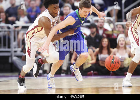 City, Florida, USA. 16. März 2017. OCTAVIO JONES | Zeiten. Florida Gulf Coast Eagles schützen Christian Terrell (11) und Florida State Seminolen guard Terance Mann (14) Kampf um die lockere Kugel in der ersten Hälfte in der ersten Runde der 2017 NCAA Männer Basketball-Turnier im Amway Center in Orlando, Florida an Donnerstag, 16. März 2017. Bildnachweis: Octavio Jones/Tampa Bay Times / ZUMA Draht/Alamy Live News Stockfoto