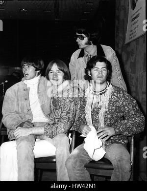 29. Juni 1967 - '' The Monkees'' geben eine Pressekonferenz in London im Royal Garden Hotel: '' The Monkees'', die amerikanische pop-Gruppe sind in London angekommen wo sie ihren ersten U.K Auftritt machen, wenn sie geben fünf Konzerte in der Empire-Narr, Wembley, der erste davon findet morgen statt. Heute gab sie eine Pressekonferenz in ihrem Hotel in London. Foto zeigt '' The Monkees'' während ihrer Pressekonferenz heute im Bild (V.l.) Davy Jones, Peter Tork, Micky Dolerz und hinter Mike Nesmith. (Kredit-Bild: © Keystone Presseagentur/Keystone USA über ZUMAPRESS.com) Stockfoto