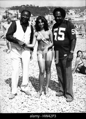 17. Januar 1981 - 18 Jahr alt Flore '' Miss Jazz'' 1981 in Nizza anlässlich des Jazz Parade genannt wurde. Sie ist hier am Strand zwischen Sänger Muddy Waters (in weiß) und Jimmy Witherspoon abgebildet. (Kredit-Bild: © Keystone Presseagentur/Keystone USA über ZUMAPRESS.com) Stockfoto