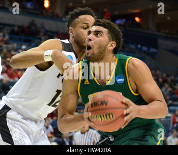 Milwaukee, Wisconsin, USA. 16. März 2017. Vermont Anthony Lamb sieht in den Korb in die erste Runde Spiel des NCAA Tournament zwischen Vermont Catamounts und Purdue Boilermakers in Milwaukee, Wisconsin. Ricky Bassman/Cal Sport Media/Alamy Live-Nachrichten Stockfoto
