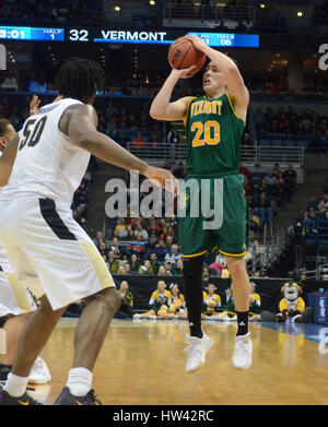 Milwaukee, Wisconsin, USA. 16. März 2017. Vermont Ernie Duncan versucht einen Schuss in die erste Runde Spiel des NCAA Tournament zwischen Vermont Catamounts und Purdue Boilermakers in Milwaukee, Wisconsin. Ricky Bassman/Cal Sport Media/Alamy Live-Nachrichten Stockfoto