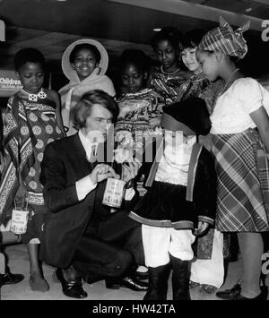 3. März 1969 - besucht Adam Faith ernste Musikkonzert Mark Save das Kinder-Fonds-Jubiläum. Beliebte "Pop" Sterne Adam Faith wurde unter der viele bekannten Persönlichkeiten, die die Save The Children Fund - Jubiläumskonzert der ernsten Musik in der Royal Festival Hall heute Nachmittag besucht. Das Konzert, das anlässlich des 50. Jahrestages des Fonds 1919 Stiftung - ist nahmen auch Kinder in Trachten aus allen Teilen der Welt - einschließlich Jamaika - Hong Kong - Malawi - Italien-Kanada-Uganda-Swasiland-somalische Republik und Vietnam. Das Konzert wird gesponsort von Sir Robert Mayer Stockfoto