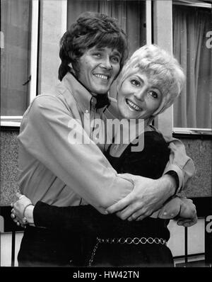 6. Juni 1969 - Billy Fury and His Wife von ein paar Wochen besuchen Rezeption um seine neue CD zu starten: Pop Sänger Billy Fury war begleitet von seiner Frau, die ehemaligen Mode model Judith Hall als er heiratete vor kurzem, als er einen Empfang beim E.M.I besuchte &gt; Büros an seinem neuen starten CD Ã ¢ â'¬Å "fordere ich meine RoseÃ ¢ â'¬Â die am 4. Juli veröffentlicht werden. Das Paar bin gerade von einem Majerca Hochzeitsreise zurückgekehrt. Foto zeigt Billy Fury und seine Frau Judith Bilder an der heutigen Rezeption. (Kredit-Bild: © Keystone Presseagentur/Keystone USA über ZUMAPRESS.com) Stockfoto