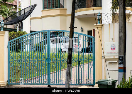 Kuala Lumpur, Malaysia. 17. März 2017. Reporter haben vor dem Haupttor der Botschaft der Demokratischen Volksrepublik Korea (Nordkorea Botschaft) seit der Ermordung Saga von Kim Jong-Nam am KLIA2 Flughafen in Kuala Lumpur camping. Die Geschichte geht weiter mit DNA Bestätigung Nachricht durch die malaysische Polizei veröffentlicht. Bildnachweis: Danny Chan/Alamy Live-Nachrichten Stockfoto