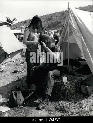 8. August 1970 - Grooming Zeit für die Fans auf der Isle Of Wight Pop Festival. Foto zeigt sitzen vor dem Zelt, dass dieser junge Mann seine Haare gepflegt von seiner Freundin während des Wartens auf die pop-Gruppen auf dem Isle Of Wight Pop Festival spielen wird. (Kredit-Bild: © Keystone Presseagentur/Keystone USA über ZUMAPRESS.com) Stockfoto