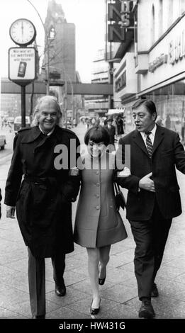 5. Mai 1970 - kam Mireille Mathieu die große Sängerin aus Frankreich nach Berlin, begleitet von ihrem Manager Johnny Stark, um einen neuen Datensatz in deutscher Sprache zu machen. Der Titel ihrer neuen Songs sind '' Merci Cheri'' und '' Meine Welt ist Die Musik'' (Musik ist meine Welt). Mireille Mathieu wird ihr Filmdebüt in diesem Jahr noch haben. Der Titel ihres ersten Films, unter der Leitung von Peter Hunt, ist '' große Menschen kleine Welt ''. Ihr Partner in diesem Film sind Laurence Olivier, Maurice Chevalier, Bourvil und Robert Redford. Mireille spielt die Rolle der ältesten 15 Waisen, deren Adoptiveltern d haben, Stockfoto