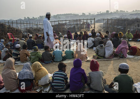 7. März 2017 - Cox Bazar, Chittagong, Bangladesch - Rohingya Flüchtlingskinder besuchen eine Open-Air Arabische Schule in Kutupalang neu erweitert Flüchtlingslager, wo sie lernen, den Koran zu lesen, am 7. März 2017, in Cox Bazar, Bangladesch. Bildnachweis: Probal Rashid/ZUMA Draht/Alamy Live-Nachrichten Stockfoto