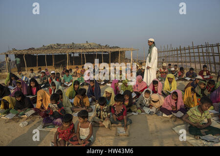 5. März 2017 - Cox Bazar, Chittagong, Bangladesch - Rohingya Flüchtlingskinder besuchen eine Open-Air Arabische Schule in Kutupalang neu erweitert Flüchtlingslager, wo sie lernen, den Koran in Cox Bazar, Bangladesch, 5. März 2017 zu lesen. Etwa 70.000 Rohingya-Muslime flohen nach Bangladesch aus Myanmar seit 9. Oktober 2016 nach dem birmanischen Militär Räumungsarbeiten in Reaktion auf einen Angriff auf die Grenzpolizei ins Leben gerufen. Es gibt mehr als 30.000 registrierte Flüchtlinge in Bangladesch aber Behörden schätzen, dass 300.000 bis 500.000 unregistrierte Rohingya sind auch bereits hier leben. Als ein Ergebnis Stockfoto