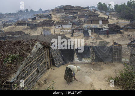 6. März 2017 - Cox Bazar, Hof Chittagong, Bangladesch - A Rohingya-Frau, die Gewalt über Muslime in Myanmar, bestäuben sie floh in provisorische Flüchtlingslager, Cox Bazar, Bangladesch. Etwa 70.000 Rohingya-Muslime flohen nach Bangladesch aus Myanmar seit 9. Oktober 2016 nach dem birmanischen Militär Räumungsarbeiten in Reaktion auf einen Angriff auf die Grenzpolizei ins Leben gerufen. Es gibt mehr als 30.000 registrierte Flüchtlinge in Bangladesch aber Behörden schätzen, dass 300.000 bis 500.000 unregistrierte Rohingya sind auch bereits hier leben. Infolgedessen sind die meisten dieser nicht registrierte Flüchtlinge Tittenbehandl Stockfoto