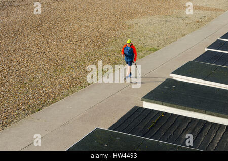 Lyme Regis, Dorset, UK.  17. März 2017.  Großbritannien Wetter.  Ein Spaziergänger genießen die Frühlingssonne glorreiche Morgen am Meer im Badeort von Lyme Regis an der Jurassic Küste von Dorset.  Foto von Graham Hunt/Alamy Live-Nachrichten Stockfoto