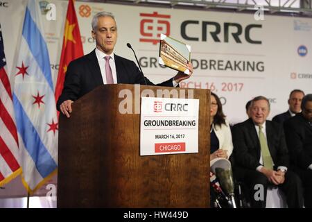 Chicago, USA. 16. März 2017. Chicago Bürgermeister Rahm Emanuel spricht beim ersten Spatenstich für ein Triebwagen Montagewerk in Chicago, USA, 16. März 2017. Als Investor statt China Railway Rolling Stock Corporation (CRRC) Sifang Amerika ersten Spatenstich für ein Triebwagen Montagewerk in Chicagos Südostseite am Donnerstag. Bildnachweis: Xinhua/Alamy Live-Nachrichten Stockfoto