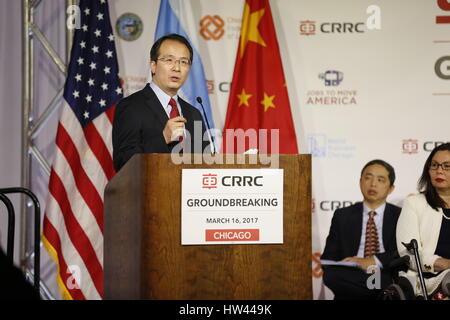 Chicago, USA. 16. März 2017. Chinesischen Generalkonsul in Chicago Hong Lei spricht beim ersten Spatenstich für ein Triebwagen Montagewerk in Chicago, USA, 16. März 2017. Als Investor statt China Railway Rolling Stock Corporation (CRRC) Sifang Amerika ersten Spatenstich für ein Triebwagen Montagewerk in Chicagos Südostseite am Donnerstag. Bildnachweis: Xinhua/Alamy Live-Nachrichten Stockfoto