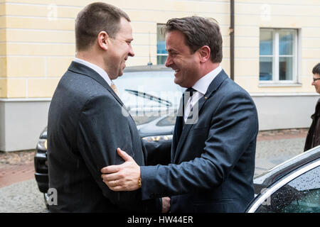 Tallinn, Estland. 17. März 2017. Estnische Ministerpräsident Juri Ratas (L) begrüßt Luxembourg Prime minister Xavier Bettel (R) vor ihrem treffen. Bettel ist bei einem eintägigen Besuch in Estland. Foto/Nicolas Bouvy/Alamy Live News Bildnachweis: Nicolas Bouvy/Alamy Live-Nachrichten Stockfoto