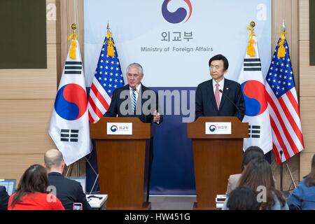 Seoul, Südkorea. 17. März 2017. US Secretary Of State Rex Tillerson während einer gemeinsamen Pressekonferenz mit dem südkoreanischen Außenminister Yun Byung-Se im Ministerium für auswärtige Angelegenheiten 17. März 2017 in Seoul, Südkorea. Tillerson ist auf seiner ersten Reise nach Asien als Secretary Of State. Bildnachweis: Planetpix/Alamy Live-Nachrichten Stockfoto