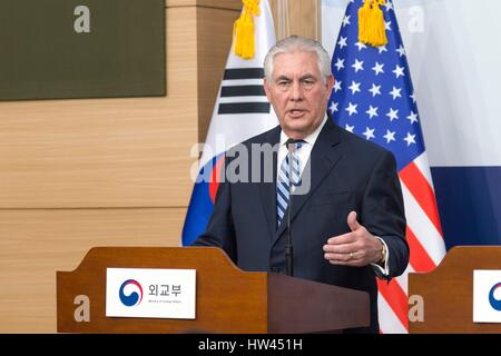 Seoul, Südkorea. 17. März 2017. US Secretary Of State Rex Tillerson während einer gemeinsamen Pressekonferenz mit dem südkoreanischen Außenminister Yun Byung-Se im Ministerium für auswärtige Angelegenheiten 17. März 2017 in Seoul, Südkorea. Tillerson ist auf seiner ersten Reise nach Asien als Secretary Of State. Bildnachweis: Planetpix/Alamy Live-Nachrichten Stockfoto