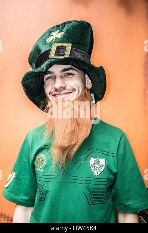 London, UK. 17. März 2017. Ein Mann gekleidet in traditionellen irischen Farben feiern St. Patricks Day Credit: Amer Ghazzal/Alamy Live-Nachrichten Stockfoto