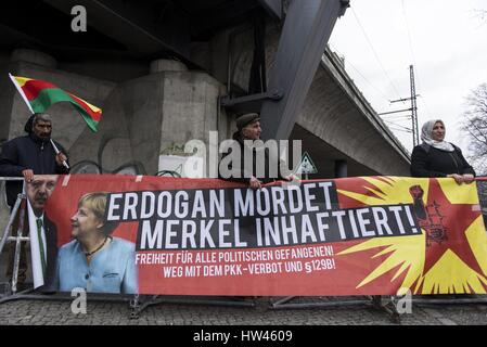 Berlin, Berlin, Deutschland. 17. März 2017. Im Anschluss an eine Spur beim Amtsgericht (Landgericht) von Berlin versammeln sich Demonstranten gegen die PKK-Verbot zu protestieren. Während der Rallye die Polizei beschlagnahmt zwei Fahnen von YGJ und YGP und nahm drei Personen vorläufig bestimmt. Anfang März beschloss das Bundesministerium des Innern, Ã – Calan Porträts und Symbole von YPG und YPJ unter anderen kurdischen Organisationen zu verbieten. Bildnachweis: Jan Scheunert/ZUMA Draht/Alamy Live-Nachrichten Stockfoto