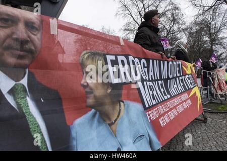 Berlin, Berlin, Deutschland. 17. März 2017. Im Anschluss an eine Spur beim Amtsgericht (Landgericht) von Berlin versammeln sich Demonstranten gegen die PKK-Verbot zu protestieren. Während der Rallye die Polizei beschlagnahmt zwei Fahnen von YGJ und YGP und nahm drei Personen vorläufig bestimmt. Anfang März beschloss das Bundesministerium des Innern, Ã – Calan Porträts und Symbole von YPG und YPJ unter anderen kurdischen Organisationen zu verbieten. Bildnachweis: Jan Scheunert/ZUMA Draht/Alamy Live-Nachrichten Stockfoto