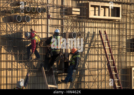 Washington, USA. 17. März 2017. Bauherren bei Arbeiten in einer Baustelle außerhalb des Kennedy Center in Washington, USA, 17. März 2017. Die deutsche Bundeskanzlerin Angela Merkel trifft den Präsidenten der USA, Donald Trump, zum ersten Mal im Weißen Haus auf der 17.03.17. Foto: Michael Kappeler/Dpa/Alamy Live News Stockfoto