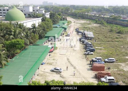 Dhaka, Bangladesch. 17. März 2017. Bangladeshi Sicherheitsbeamte versammelten sich in der Nähe der Stelle, wo ein unbekannter Eindringling in einer Explosion gestorben ist, nachdem Sie versucht haben, ein Lager der RAB in Dhaka, Bangladesch, 17. März 2017 einzugeben. Ein "Selbstmordattentäter" ist in einer Explosion gestorben, nach der Eingabe eine provisorische Lager des schnellen Action-Bataillons in Dhaka Ashkona. Bildnachweis: Suvra Kanti Das/ZUMA Draht/Alamy Live-Nachrichten Stockfoto