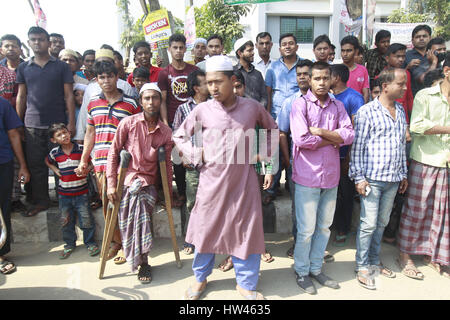 Dhaka, Bangladesch. 17. März 2017. Krähte gesammelten außerhalb der Grenze, wo ein unbekannter Eindringling in einer Explosion gestorben ist, nachdem Sie versucht haben, ein Lager der RAB in Dhaka, Bangladesch, 17. März 2017 einzugeben. Ein "Selbstmordattentäter" ist in einer Explosion gestorben, nach der Eingabe eine provisorische Lager des schnellen Action-Bataillons in Dhaka Ashkona. Bildnachweis: Suvra Kanti Das/ZUMA Draht/Alamy Live-Nachrichten Stockfoto