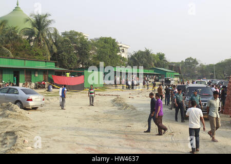 Dhaka, Bangladesch. 17. März 2017. Bangladeshi Sicherheitsbeamte versammelten sich in der Nähe der Stelle, wo ein unbekannter Eindringling in einer Explosion gestorben ist, nachdem Sie versucht haben, ein Lager der RAB in Dhaka, Bangladesch, 17. März 2017 einzugeben. Ein "Selbstmordattentäter" ist in einer Explosion gestorben, nach der Eingabe eine provisorische Lager des schnellen Action-Bataillons in Dhaka Ashkona. Bildnachweis: Suvra Kanti Das/ZUMA Draht/Alamy Live-Nachrichten Stockfoto