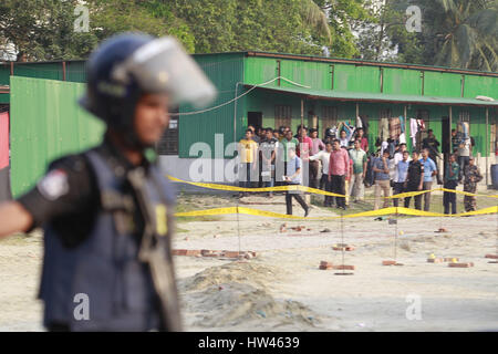 Dhaka, Bangladesch. 17. März 2017. Bangladeshi Sicherheitsbeamte versammelten sich in der Nähe der Stelle, wo ein unbekannter Eindringling in einer Explosion gestorben ist, nachdem Sie versucht haben, ein Lager der RAB in Dhaka, Bangladesch, 17. März 2017 einzugeben. Ein "Selbstmordattentäter" ist in einer Explosion gestorben, nach der Eingabe eine provisorische Lager des schnellen Action-Bataillons in Dhaka Ashkona. Bildnachweis: Suvra Kanti Das/ZUMA Draht/Alamy Live-Nachrichten Stockfoto