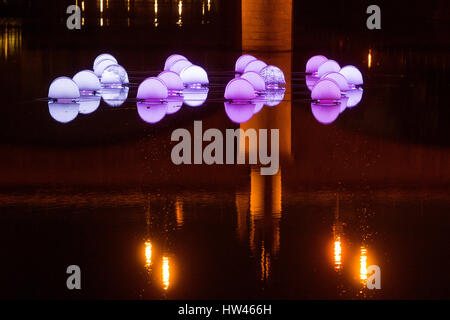 Deutsch-Jürgen Bohm-Kunstinstallation von 20 beleuchteten camping-Zelten auf einem schwimmenden Wasser des Flusses Mze neben Roosevelt Brücke während der Blik Blik Festival of Lights in Pilsen Czech Republic, 16. März 2017. Die Oberfläche der Zelte ist mit Ausschnitten der bislang gemachten Pressefotos von Flüchtlingen aus aller Welt seit über das Ende des 19. Jahrhunderts gedruckt. Diese Ausschnitte haben die Form von Fingerabdrücken von echten Menschen - aber nicht vom aktuellen Flüchtlinge. Jeder Fingerabdruck ist die Besitzer des Personalausweises-gedruckt. (Foto/Miroslav Chaloupka CTK) Stockfoto