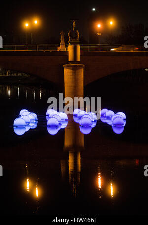 Deutsch-Jürgen Bohm-Kunstinstallation von 20 beleuchteten camping-Zelten auf einem schwimmenden Wasser des Flusses Mze neben Roosevelt Brücke während der Blik Blik Festival of Lights in Pilsen Czech Republic, 16. März 2017. Die Oberfläche der Zelte ist mit Ausschnitten der bislang gemachten Pressefotos von Flüchtlingen aus aller Welt seit über das Ende des 19. Jahrhunderts gedruckt. Diese Ausschnitte haben die Form von Fingerabdrücken von echten Menschen - aber nicht vom aktuellen Flüchtlinge. Jeder Fingerabdruck ist die Besitzer des Personalausweises-gedruckt. (Foto/Miroslav Chaloupka CTK) Stockfoto