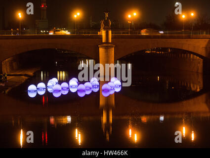 Deutsch-Jürgen Bohm-Kunstinstallation von 20 beleuchteten camping-Zelten auf einem schwimmenden Wasser des Flusses Mze neben Roosevelt Brücke während der Blik Blik Festival of Lights in Pilsen Czech Republic, 16. März 2017. Die Oberfläche der Zelte ist mit Ausschnitten der bislang gemachten Pressefotos von Flüchtlingen aus aller Welt seit über das Ende des 19. Jahrhunderts gedruckt. Diese Ausschnitte haben die Form von Fingerabdrücken von echten Menschen - aber nicht vom aktuellen Flüchtlinge. Jeder Fingerabdruck ist die Besitzer des Personalausweises-gedruckt. (Foto/Miroslav Chaloupka CTK) Stockfoto