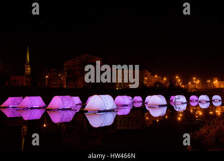 Deutsch-Jürgen Bohm-Kunstinstallation von 20 beleuchteten camping-Zelten auf einem schwimmenden Wasser des Flusses Mze neben Roosevelt Brücke während der Blik Blik Festival of Lights in Pilsen Czech Republic, 16. März 2017. Die Oberfläche der Zelte ist mit Ausschnitten der bislang gemachten Pressefotos von Flüchtlingen aus aller Welt seit über das Ende des 19. Jahrhunderts gedruckt. Diese Ausschnitte haben die Form von Fingerabdrücken von echten Menschen - aber nicht vom aktuellen Flüchtlinge. Jeder Fingerabdruck ist die Besitzer des Personalausweises-gedruckt. (Foto/Miroslav Chaloupka CTK) Stockfoto